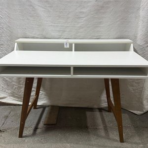 Escritorio Blanco Moderno de MDF con Reparticiones y Patas de Madera - imagen 1