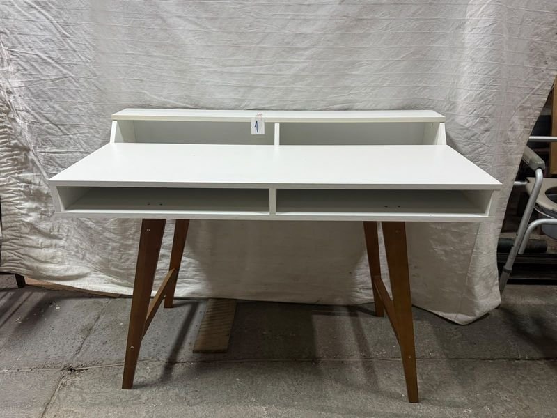 Escritorio Blanco Moderno de MDF con Reparticiones y Patas de Madera