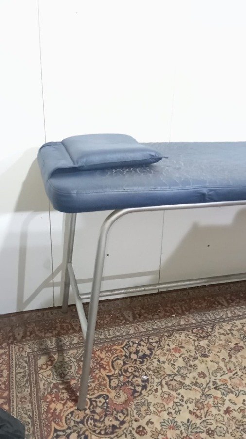 Estructura de metal azul con almohada y porta rollos - imagen 2