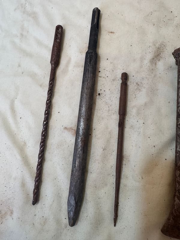 Colección de herramientas de metal en mal estado - imagen 2