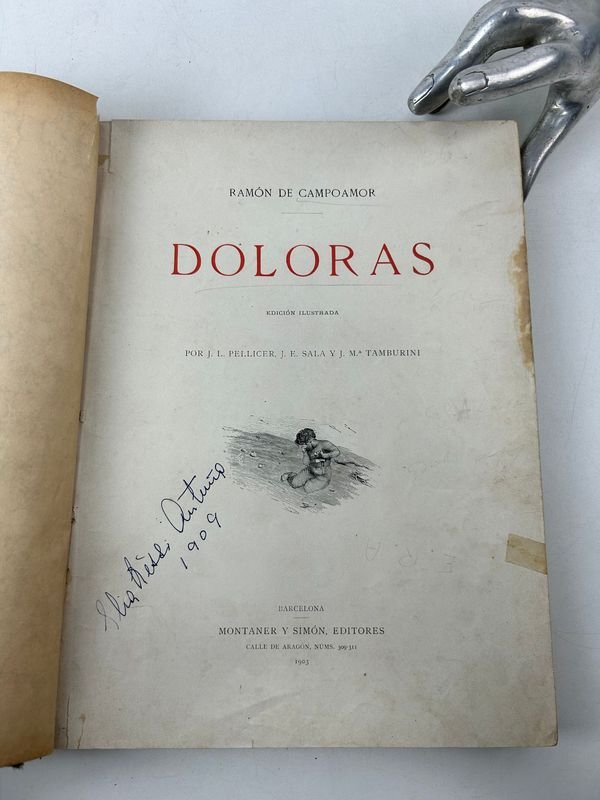 Libros de geografía y historia antiguos con escultura de mano de plata - imagen 11