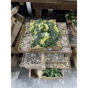 Lote siguiente: 12 Cajas de Flores Artificiales Amarillas y Rosadas