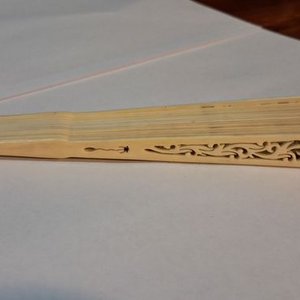 Abanico antiguo de marfil tallado con intrincados diseños - imagen 7