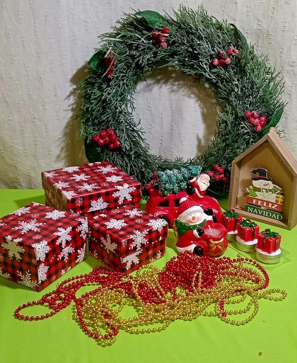 Lote Navideño: Cajas Decorativas, Adorno de Auto con Luz, Velas y Corona