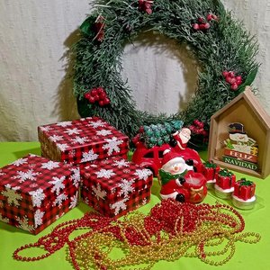 Lote siguiente: Lote Navideño: Cajas Decorativas, Adorno de Auto con Luz, Velas y Corona