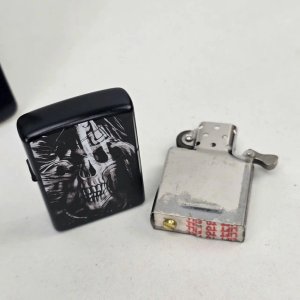 Encendedor Metálico Negro con Diseño de Calavera - imagen 3