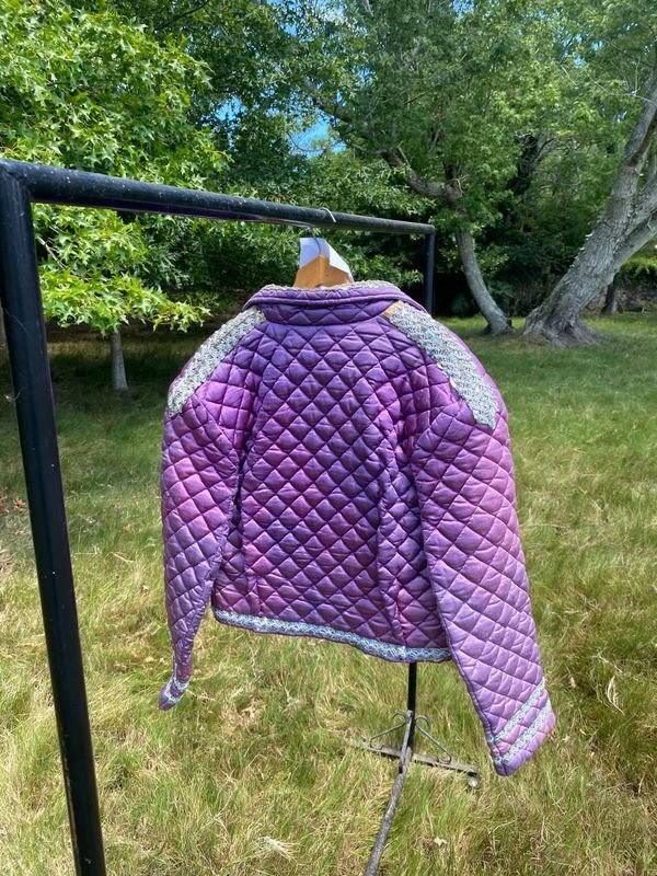 Campera con capa de lentejuelas y diseño acolchado - imagen 2