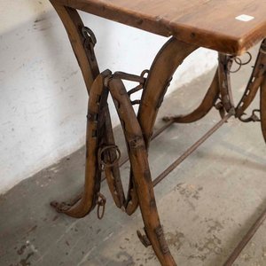 Mesa Rústica de Madera con Detalles Hípicos Metálicos - imagen 3