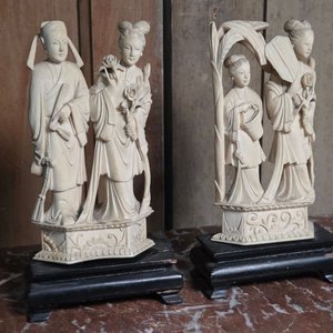 Par de Figuras de Marfil Estilo Oriental con Sellos - imagen 2