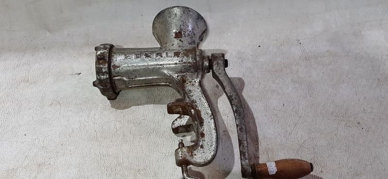 Lote anterior: Máquina de picar carne antigua