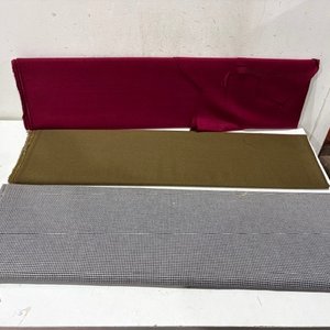 Lote anterior: Tres Cortes de Tela: Borravino, Verde Oliva y Príncipe de Gales
