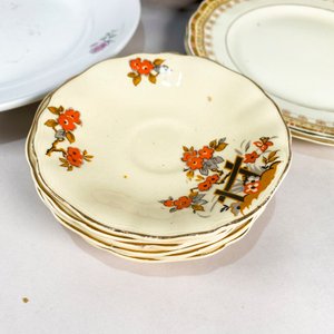 Fuente y Platos de Porcelana y Cerámica con Diseños Florales y Dorados - imagen 5