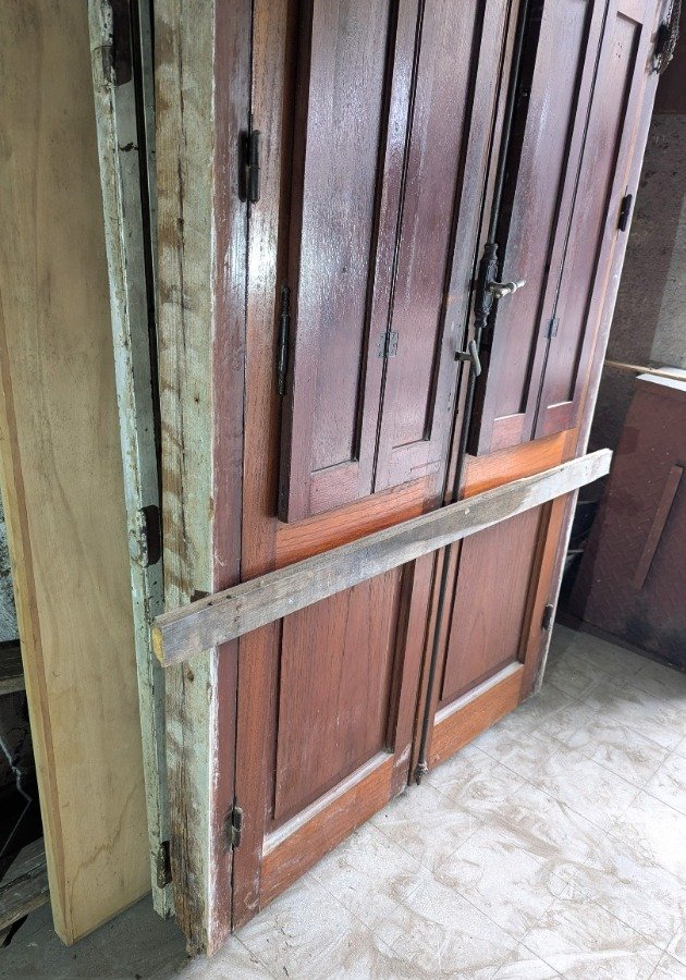 Puerta antigua con par de hojas batientes y banderola superior - imagen 8
