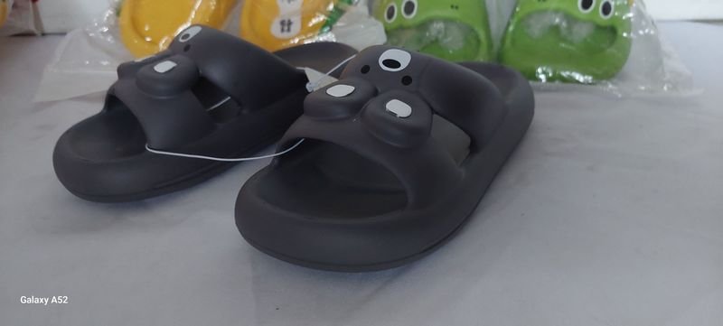 Zapatillas negras y juguetes para niños - imagen 4