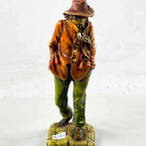 Lote siguiente: Figura de personaje con guitarra, estilo Rousseau, 27 cm