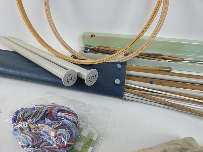 Gran lote de accesorios para costura y tejido - imagen 10