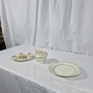 Juego de Lechera y Dos Platos de Porcelana con Diseño Floral y Ribete Verde - imagen 2