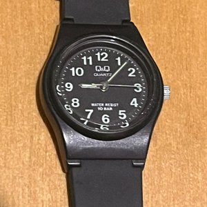 Reloj Quartz para Dama Marca Q&Q, Negro - imagen 2