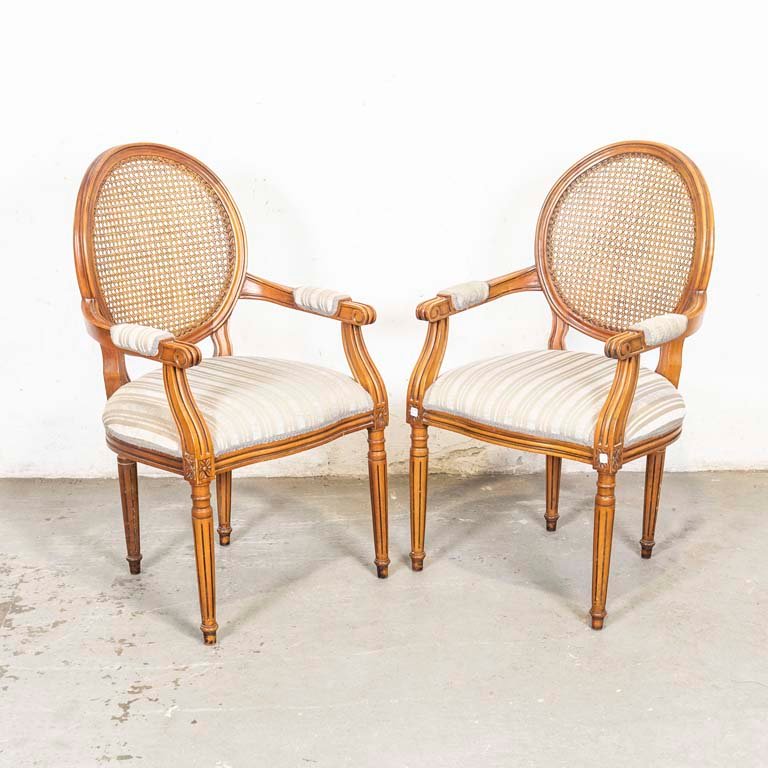 Lote siguiente: Sillones Luis XVI de estilo con respaldos de madera tallada