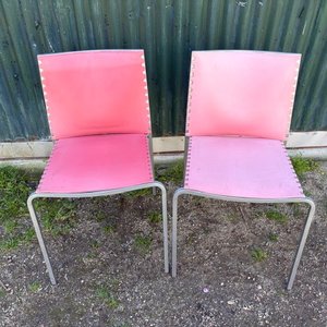 Lote siguiente: Par de Sillas Rosadas Estilo Moderno