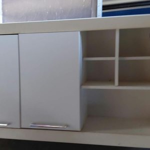 Mueble Aéreo Blanco con Puertas y Estantes - imagen 2