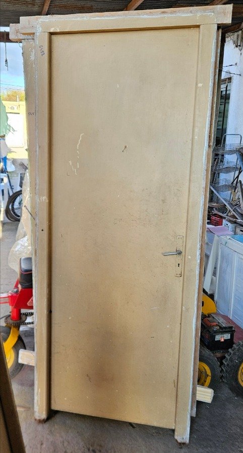 Puerta interior con marco