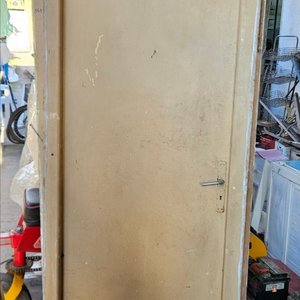 Lote siguiente: Puerta Interior con Marco y Cerradura