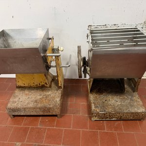 Lote siguiente: Dos Amasadoras de Volcar Sin Motor con Tacho de Acero Inoxidable y Bebederos