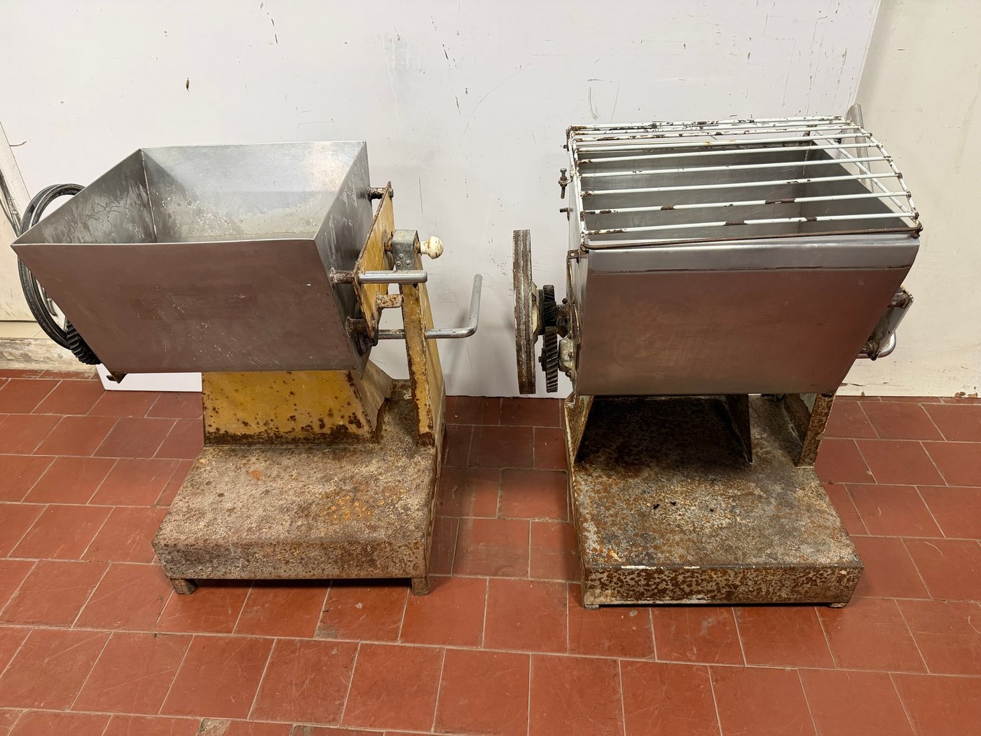 Dos Amasadoras de Volcar Sin Motor con Tacho de Acero Inoxidable y Bebederos