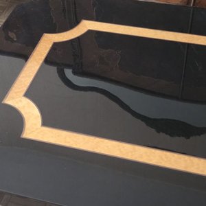 Mesa Ratona Octogonal Negra con Detalles en Madera Clara - imagen 4