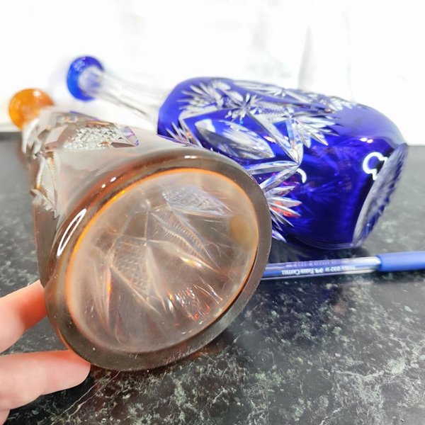 Dos botellones de Baccarat sin tapón: uno anaranjado y otro azul con detalles en el cuello - imagen 5