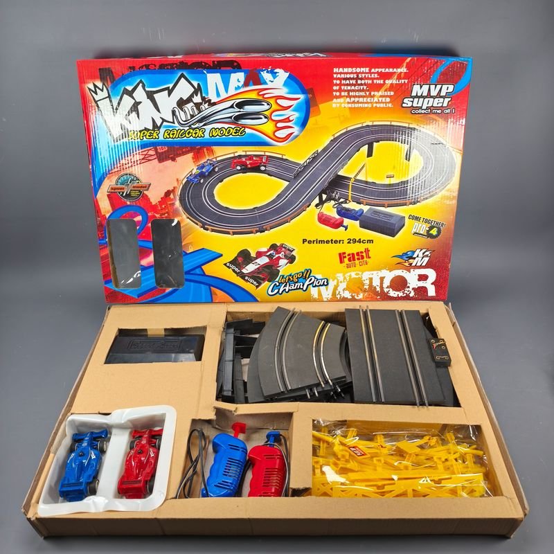 Lote siguiente: Pista de carreras de autos en escala 1/43