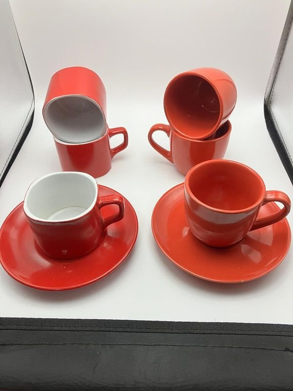 Juego de 6 Tazas de Café con 2 Platos de Cerámica Roja Vibrante