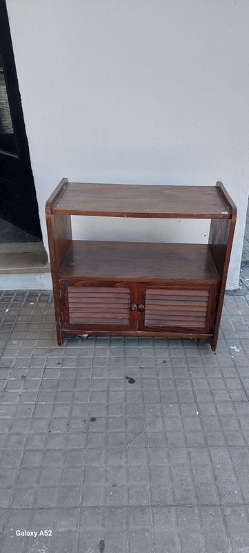 Lote anterior: Rack de TV en madera con estante y dos puertas