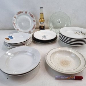 Lote siguiente: Lote de 19 Platos de Porcelana y Loza con Diseños Variados, Incluye Porcelana Olmos