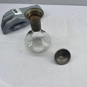 Botella Decantadora de Vidrio con Tapa Metálica y Detalle de Uvas - imagen 4