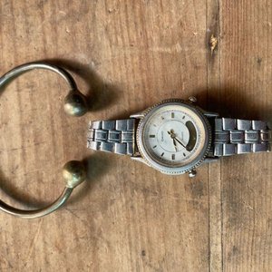 Lote siguiente: Reloj Casio de Dama con Pulsera Magnética Plateada