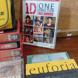 Lote Variado de CDs, Películas en VHS y Estuches - imagen 6