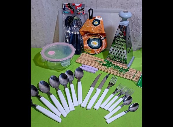 Set de Cubiertos, Rallador, Recipiente con Tapa y Molde para Huevos