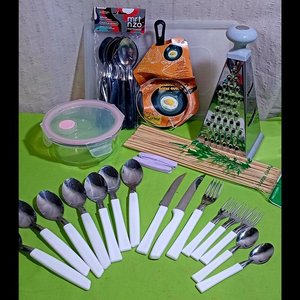 Lote siguiente: Set de Cubiertos, Rallador, Recipiente con Tapa y Molde para Huevos