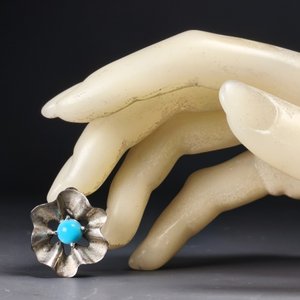 Dije de Plata con Diseño de Flor y Piedra Turquesa Sintética - imagen 3