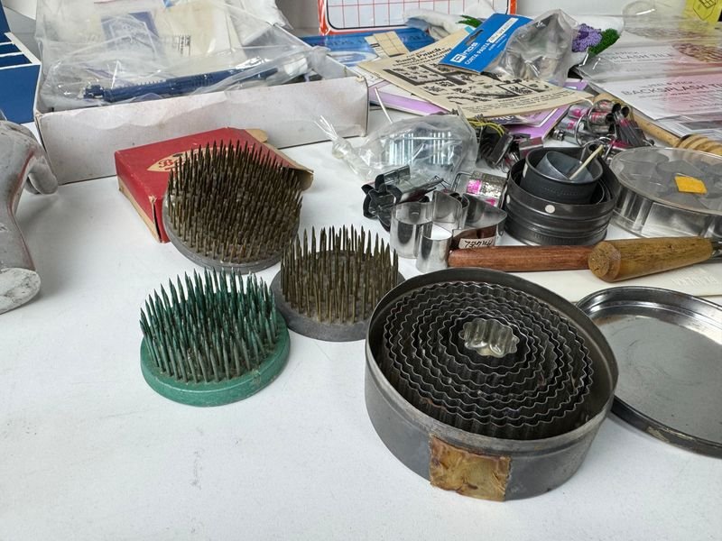 Gran lote de accesorios para manualidades y herramientas - imagen 2