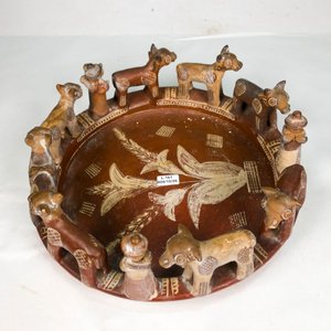 Centro de Cerámica Tallada con Animales y Figuras Humanas - imagen 2