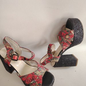 Lote anterior: Sandalias Rojas con Plataforma Brillante y Tela Estampada - Talle 38
