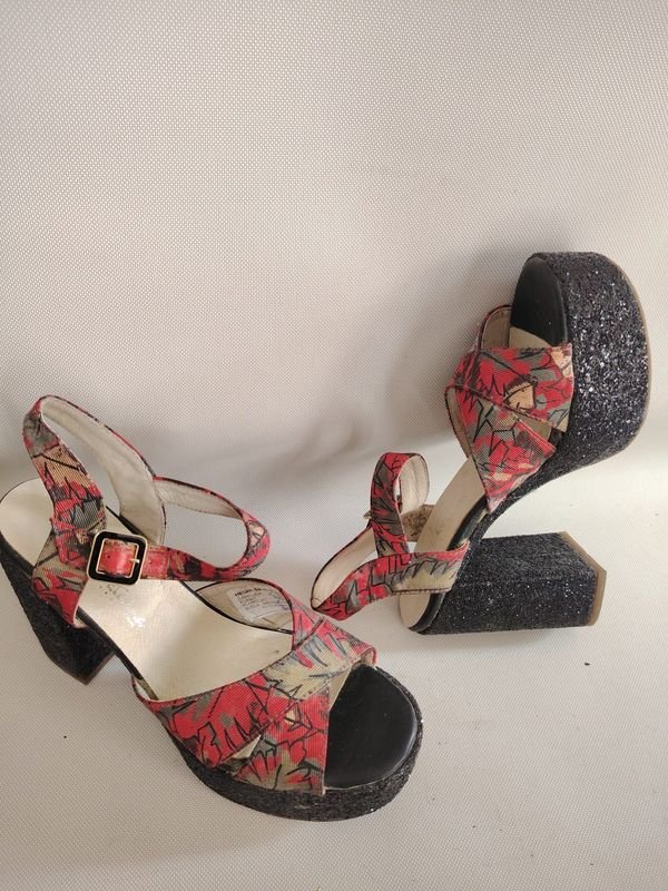 Sandalias Rojas con Plataforma Brillante y Tela Estampada - Talle 38