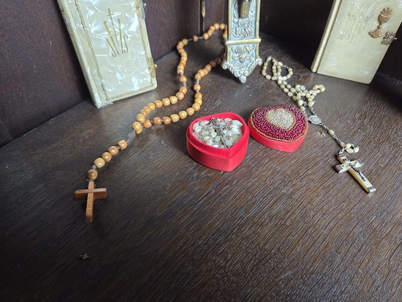 Lotes religiosos con rosarios, crucifijos y misales - imagen 2