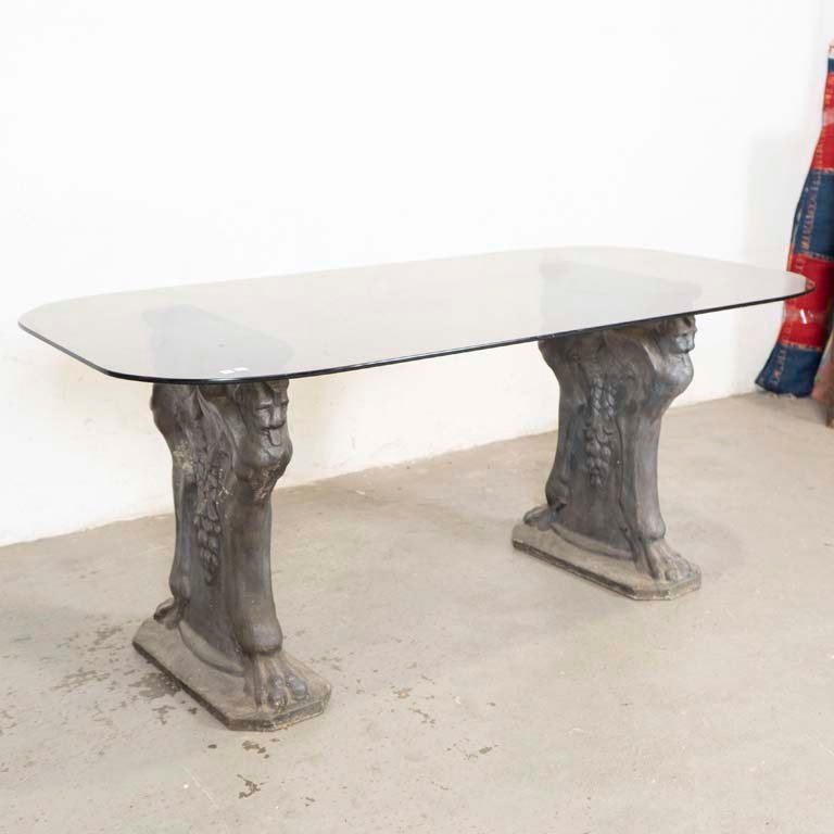 Lote siguiente: Mesa de comedor con vidrio y bases de material