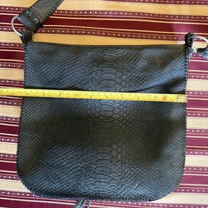 Lote de Bolsos y Sombrero de Ala Ancha Artesanal - imagen 3