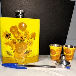 Set de Petaca y Vasos "Los Girasoles" Diseño Van Gogh en Acero - imagen 3