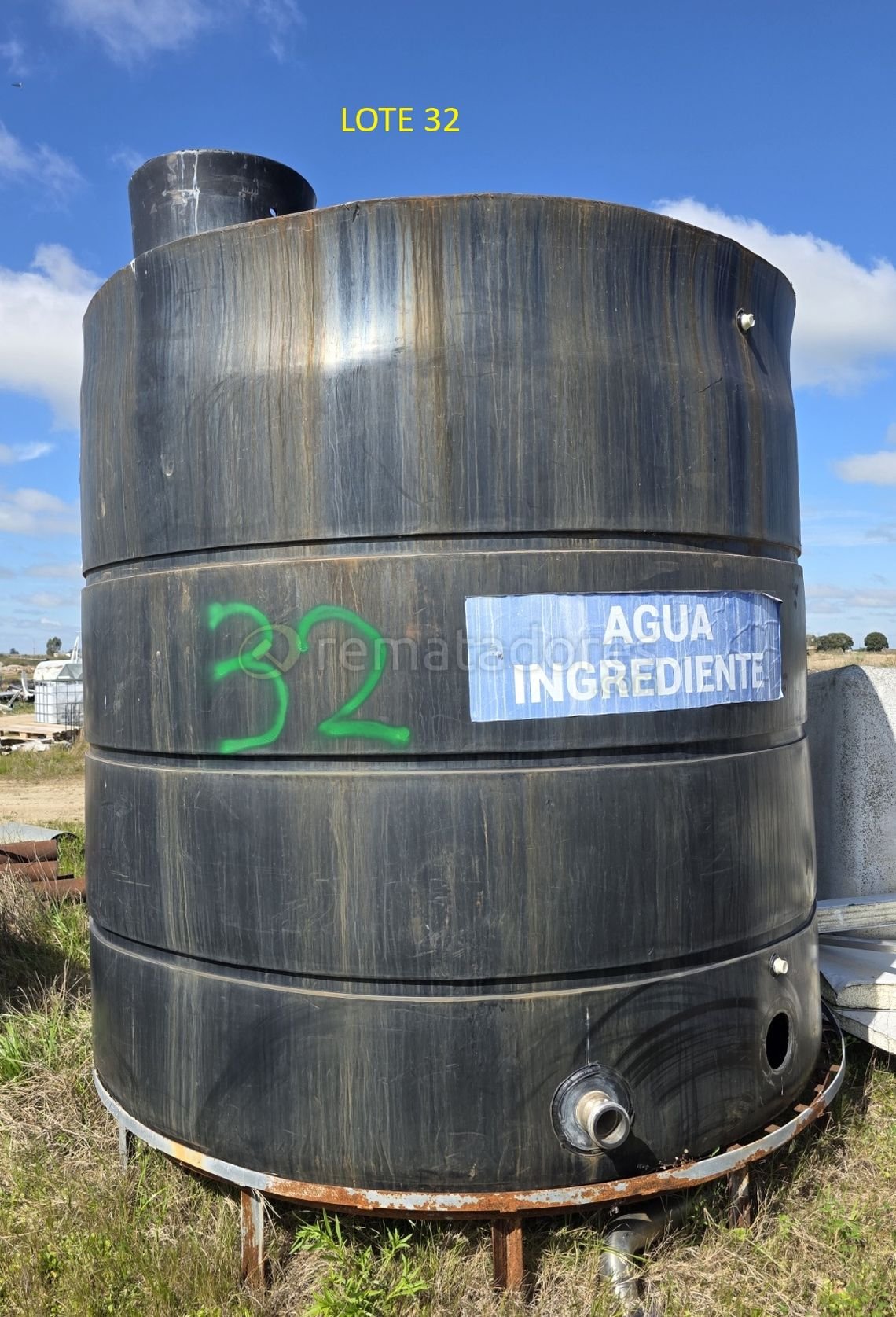 Tanque de Agua Grande Negro para Uso Industrial o Agrícola